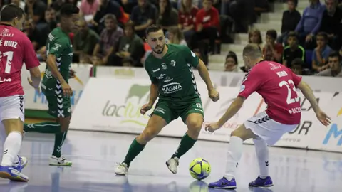 El jugador de Osasuna Xota Rafa Usín en acción ante el Valdepeñas en Pamplona. Lnfs.