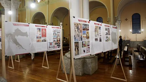Inauguración por parte del arzobispo Francisco Pérez de una exposición internacional sobre Milagros Eucarísticos en la Iglesia de San Ignacio. IÑIGO ALZUGARAY