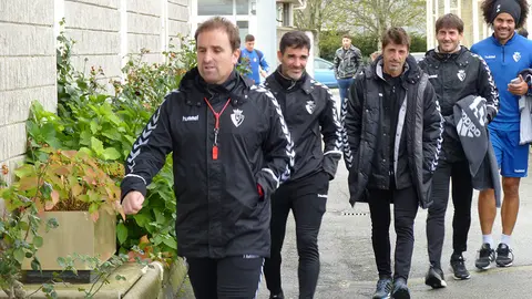 Jagoba Arrasate con sus ayudantes en Tajonar. Navarra.com