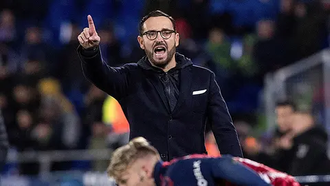 El técnico José Bordalás gesticula en el banquillo durante el partido Getafe - Osasuna. EFE.
