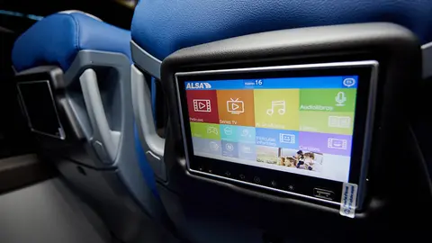 El consejero Bernardo Ciriza, asiste a la presentación de los nuevos autobuses NBUS, de las líneas interurbanas, que reciben financiación del Gobierno de Navarra. IÑIGO ALZUGARAY