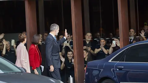 El Rey Felipe VI de Borbón entrega en Baluarte la Medalla de Oro de la CEN al empresario Manuel Torres. IÑIGO ALZUGARAY