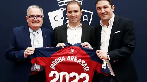 El entrenador de Osasuna Jagoba Arrasate (c), comparece en rueda de prensa, junto con el presidente del equipo rojillo, Luis Sabalza (i), y el director deportivo, Braulio Vázquez, este martes para informar sobre su renovación hasta el 2022. EFE/ Jesús Diges