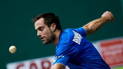 Olaizola y Urritikoetxea se enfrentan a Bengoetxea y Aretxabaleta en el frontón de Labrit de Pamplona. PABLO LASAOSA