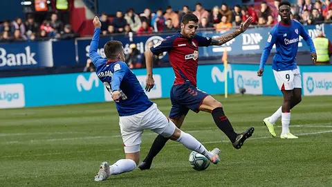 Fran Mérida en el partido de La Liga Santander entre Osasuna y Athletic Club de Bilbao disputado en el estadio de El Sadar. IÑIGO ALZUGARAY