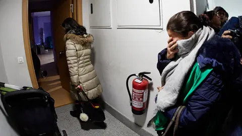 La Plataforma de Afectados por la Hipoteca (PAH) se concentra contra un desahucio en el Soto de Lezkairu en Pamplona. IÑIGO ALZUGARAY