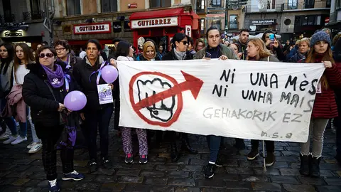 La corporación municipal de Pamplona participa en un acto institucional con motivo del Día Internacional contra la Violencia hacia las Mujeres. IÑIGO ALZUGARAY