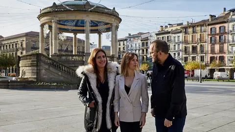 El director Fernando González Molina, la actriz Marta Etura y la escritora Dolores Redondo presentan su trabajo en &#39;Legado en los huesos&#39;. IÑIGO ALZUGARAY