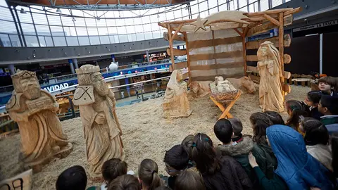 Inauguración de un belén con figuras de madera en el Centro Comercial Itaroa con la colaboración de un grupo de niños del colegio de Teresianas. IÑIGO ALZUGARAY