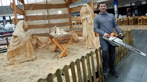 Inauguración de un belén con figuras de madera en el Centro Comercial Itaroa con la colaboración de un grupo de niños del colegio de Teresianas. IÑIGO ALZUGARAY