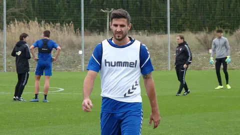 Raúl Navas en un entrenamiento de Osasuna en Tajonar.