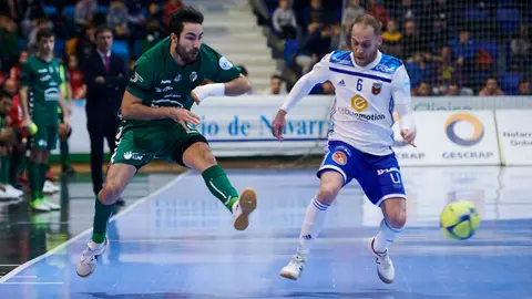 El C.A. Osasuna Magna se enfrenta al Fútbol Emotion Zaragoza en el pabellón Anaitasuna de Pamplona. PABLO LASAOSA
