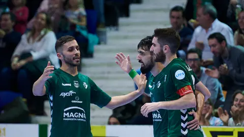 El C.A. Osasuna Magna se enfrenta al Fútbol Emotion Zaragoza en el pabellón Anaitasuna de Pamplona. PABLO LASAOSA
