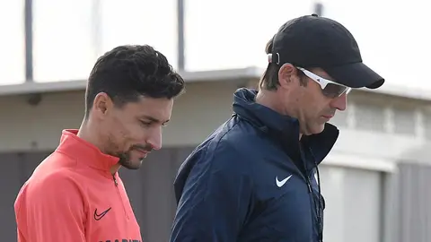 El jugador Jesús Navas y el entrenador Julen Lopetegui en el entrenamiento del equipo andaluz. Sevilla CF.