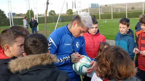 El jugador de Osasuna Chimy Ávila firmando autógrafos en Tajonar. Navarra.com