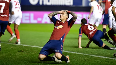 Osasuna se enfrenta al Sevilla en el Sadar de Pamplona. PABLO LASAOSA
