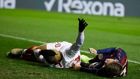 Marc Cardona ha sido trasladado al hospital con una conmoción cerebral tras un choque con el jugador del Sevilla Diego Carlos. IÑIGO ALZUGARAY