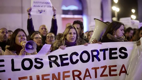 Los sindicatos SEPNA, UGT y LAB se concentran para exigir el cumplimiento del acuerdo sobre reversión de recortes en la enseñanza concertada e ikastolas. IÑIGO ALZUGARAY