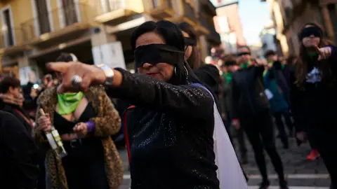 Performance de la canción “el violador eres tu” en la Plaza del Castillo de Pamplona. PABLO LASAOSA