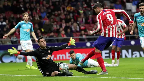 Sergio Herrera ante Morata en el partido entre Osasuna y el Atlético de Madrid en el estadio Wanda Metropolitano. EFE.