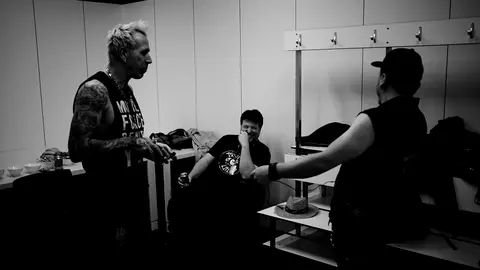 El gurpo navarro El Desván en los camerinos antes de salir al escenario del Navarra Arena a tocar con los Marea. PABLO LASAOSA