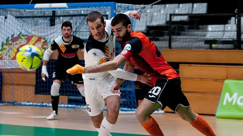 Partido entre el Santa Coloma y el Ribera Navarra en Badalona. Foto de Manu Sánchez.