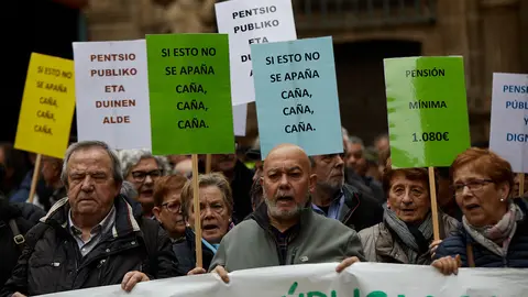 Organizaciones de pensionistas registran sus demandas en el Parlamento de Navarra por unas pensiones dignas para los Presupuestos de Navarra 2020. IÑIGO ALZUGARAY