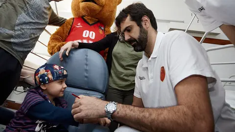 El equipo de baloncesto Basket Navarra visita a los niños y niñas ingresados en el Hospital Materno-Infantil del CHN. IÑIGO ALZUGARAY