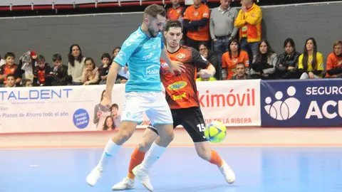 Partido entre el Ribera Navarra y Osasuna Xota en Tudela. Lnfs.