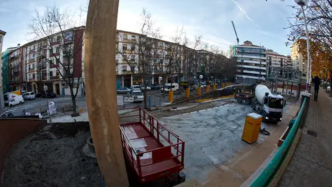 La Gerencia y la Comisión de Urbanismo del Ayuntamiento de Pamplona visitan las obras de la plaza del Búho para conocer su evolución. IÑIGO ALZUGARAY