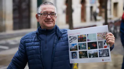 Decenas de personas se agolpan a las puertas del Ayuntamiento de Pamplona para recoger el calendario municipal de 2020 repartido por la asociación ASVONA. PABLO LASAOSA