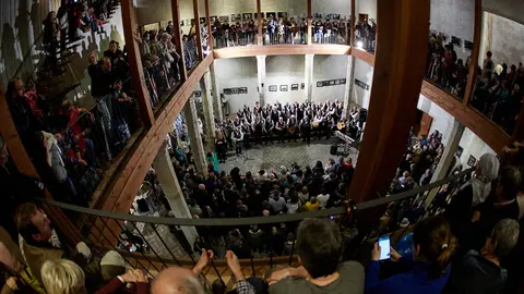 La Pía Unión de Auroros de Santa María abre la Navidad de Pamplona con la lectura del pregón en el Palacio del Condestable. IÑIGO ALZUGARAY