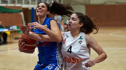 FNB Ardoi femenino – Almería en el Polideportivo de Zizur. MIGUEL OSÉS