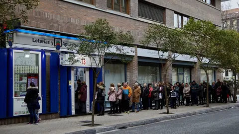 Cola en la administración de lotería de la Plaza del Vínculo de Pamplona. IÑIGO ALZUGARAY