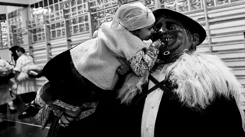 Momentos previos al desfile del Olentzero en el interior de la Escuela de Artes y Oficios de Pamplona. IÑIGO ALZUGARAY