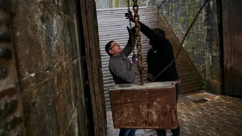 Operarios del Ayunamiento de Pamplona comienzan los preparativos para la bienvenida de los Reyes Magos con la prueba del puente levadizo del Portal de Francia datado en el siglo XIX. PABLO LASAOSA