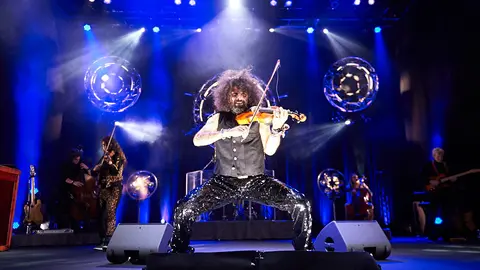 El violinista Ara Malikian en uno de los conciertos de la Royal Garage World Tour en el Navarra Arena. MIGUEL OSÉS
