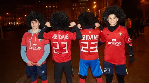 Los Pamploneses despiden el año disfrazados por las calles de Pamplona. MIGUEL OSÉS