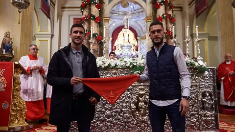 Primera misa de la escalera en la capilla de San Fermín con la presencia de miembros de Osasuna. MIGUEL OSÉS