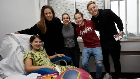 Una representación de jugadores y de jugadoras del C.A Osasuna visitan a los niños y niñas hospitalizados en el Complejo Hospitalario de Navarra. IÑIGO ALZUGARAY