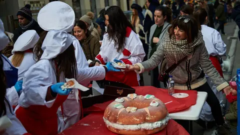 Degustación de los roscones de Reyes en la calle Bergamín con la presencia de las monturas reales. MIGUEL OSÉS