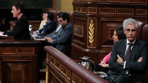 El secretario cuarto del Congreso, Adolfo Suárez Illana (PP), le da la espalda a la portavoz de EH Bildu en el Congreso de los Diputados, Mertxe Aizpurua durante su intervención en la segunda sesión del debate de investidura del candidato socialista a la Presidencia de Gobierno en la XIV Legislatura en Madrid (España), a 5 de enero de 2020.

05 enero 2020, Nuevo Gobierno, PSOE, Podemos, ERC, pleno, sesión plenaria, tercer intento de investidura

1/5/2020