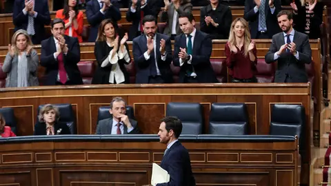 La bancada popular aplaude al portavoz de Unión del Pueblo Navarro (UPN) en el Congreso, Sergio Sayas tras su intervención, en la segunda sesión del debate de investidura del candidato socialista a la Presidencia de Gobierno en la XIV Legislatura en Madrid (España), a 5 de enero de 2020.

05 enero 2020, Nuevo Gobierno, PSOE, Podemos, ERC, pleno, sesión plenaria, tercer intento de investidura

1/5/2020