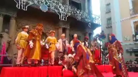 Momento en el que Melchor cae en el escenario de la Plaza del Ayuntamiento de Pamplona NAVARRACOM