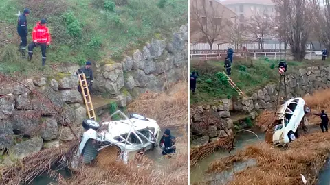 Bomberos retiran un coche del cauce del río Cidacos que quedó inundado tras la riada del pasado 8 de julio