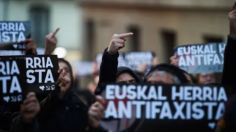Concentración de “España Existe” a las puertas del Ayuntamiento de Pamplona con una contramanifestación con el lema “Euskal Herria Antifaxista” que ha acabado en disturbios. LV