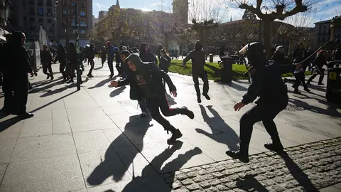 Concentración de “España Existe” a las puertas del Ayuntamiento de Pamplona con una contramanifestación con el lema “Euskal Herria Antifaxista” que ha acabado en disturbios. LV
