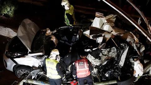 Dos niños de 5 y 8 años han fallecido y su madre herida al ser arrollado el vehículo en el que se encontraban por un autobús que ha perdido el control en Estella, que además ha causado heridas a un peatón al que ha atropellado. EFE/ Jesus Diges.