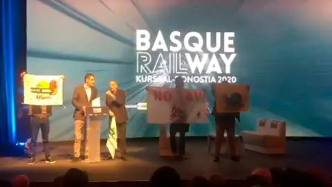 Protesta contra el TAV durante un congreso en San Sebastián