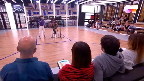 Los profesores escuchan Ilargia, la canción de las navarras Anne Lukin y Maialen Gurbindo en OT. YOUTUBE